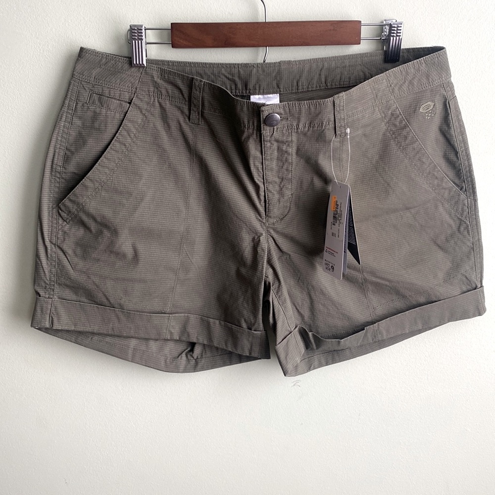 NWT Mountain Hardware Wanderland Hiking Outdoor Shorts Stone Green